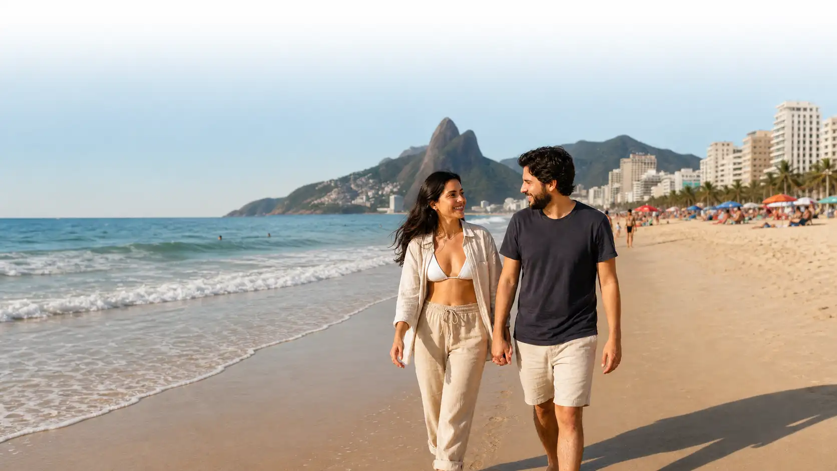 Casal caminhando na praia com tranquilidade